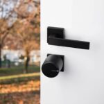 Inteligentny zamek Tedee Lock PRO – grafitowy, zestaw z mostkiem Tedee - obrazek 4
