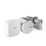Zestaw inteligentny zamek Tedee Lock GO2 (aluminium) srebrny z białym przyciskiem + Tedee Bridge Wi-Fi + wkładka modułowa SLR 30-61/37-68 mm z zębatką (typ D)